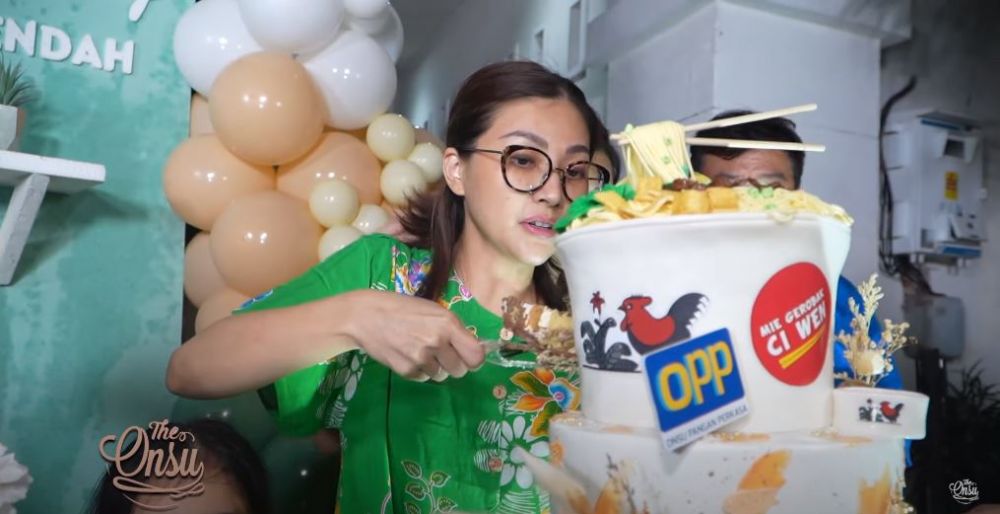10 Detail kue ulang tahun Sarwendah ke-33, unik berbentuk panci