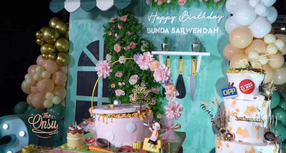 10 Detail kue ulang tahun Sarwendah ke-33, unik berbentuk panci