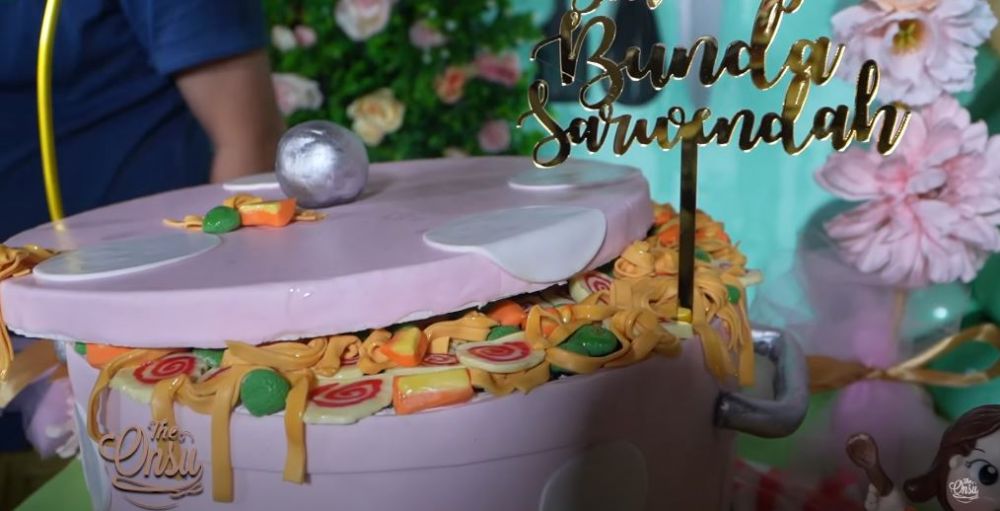 10 Detail kue ulang tahun Sarwendah ke-33, unik berbentuk panci