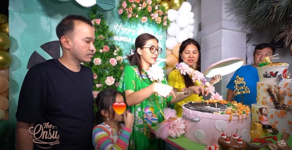 10 Detail kue ulang tahun Sarwendah ke-33, unik berbentuk panci