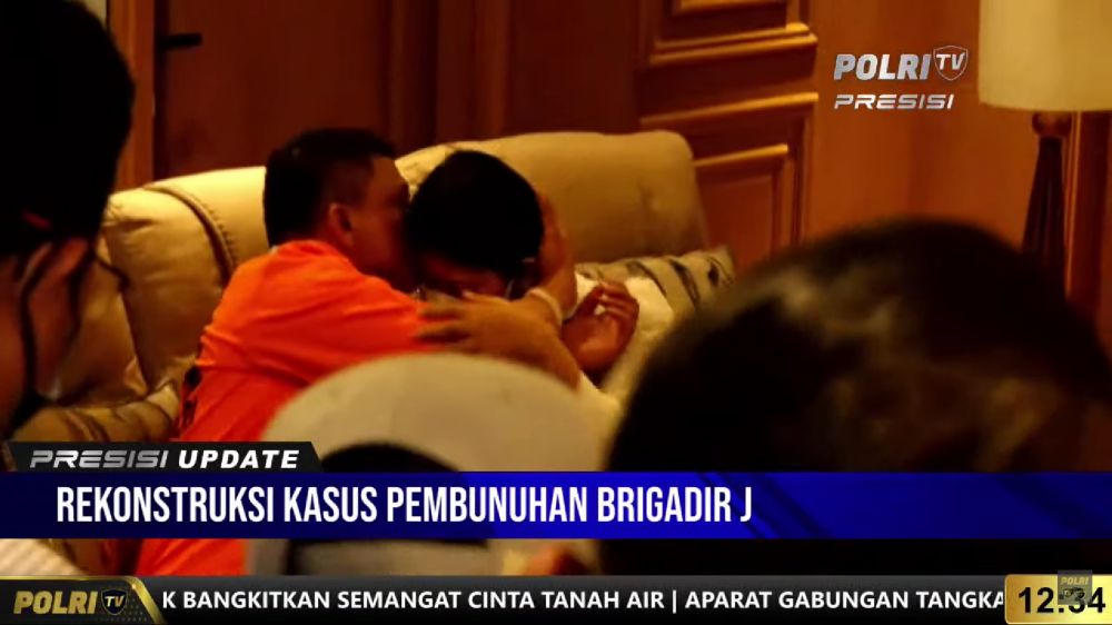 Ferdy Sambo peluk Putri Candrawathi © berbagai sumber
