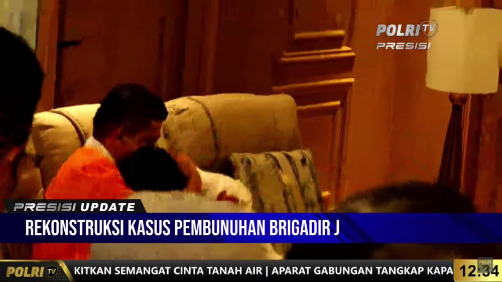Ferdy Sambo peluk Putri Candrawathi © berbagai sumber