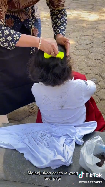 Momen guru bantu basmi kutu di rambut sang murid, aksinya tuai pujian