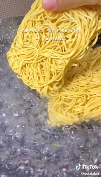 7 Cara praktis bikin mi iblis ala Gacoan di rumah, enak dan antigagal