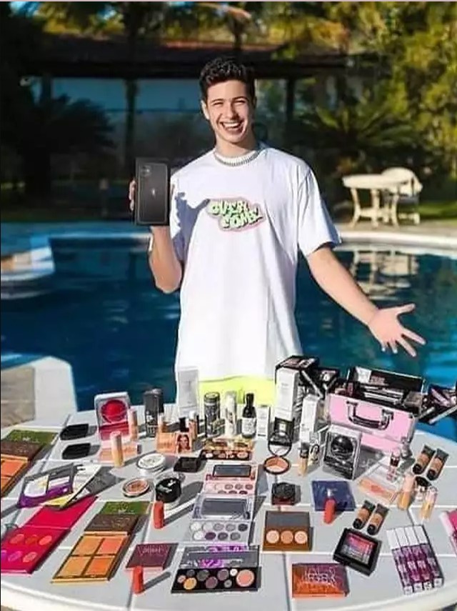 Kelakuan norak orang pamer iPhone © berbagai sumber