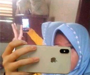 Kelakuan norak orang pamer iPhone © berbagai sumber