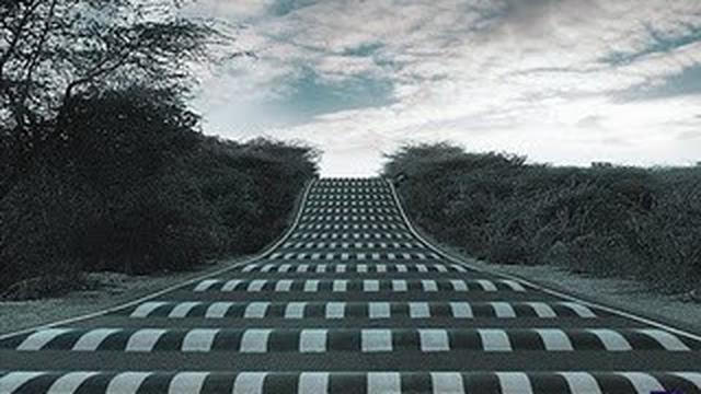 bentuk polisi tidur nyeleneh © berbagai sumber