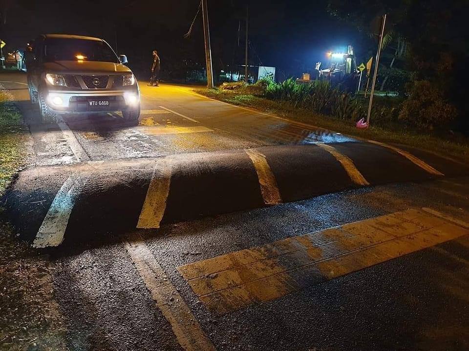 bentuk polisi tidur nyeleneh © berbagai sumber