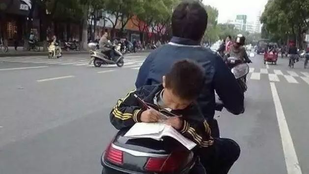 potret kocak pelajar saat kerjakan tugas Berbagai sumber