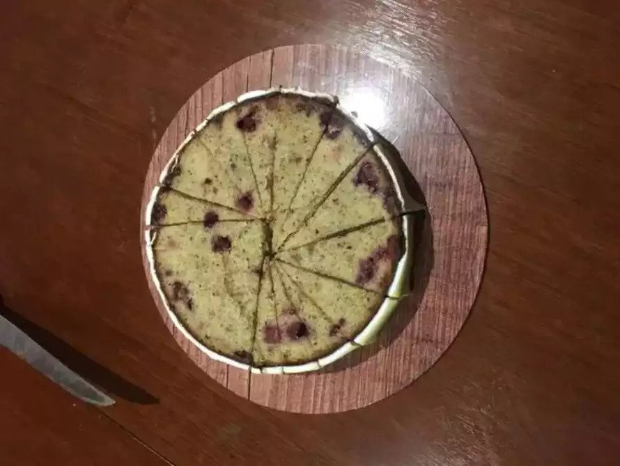 11 Potret kue dipotong nggak simetris ini bikin kesal melihatnya