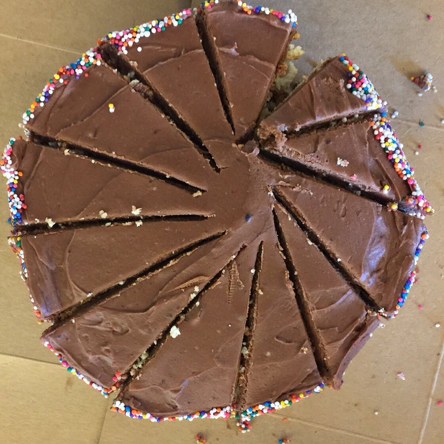 kue dipotong nggak simetris © berbagai sumber kue dipotong nggak simetris © berbagai sumber