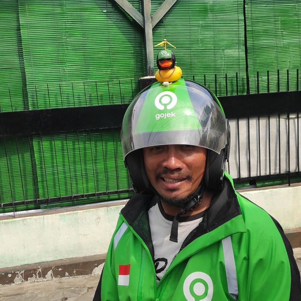 potret kocak benda di helm ojek Berbagai sumber