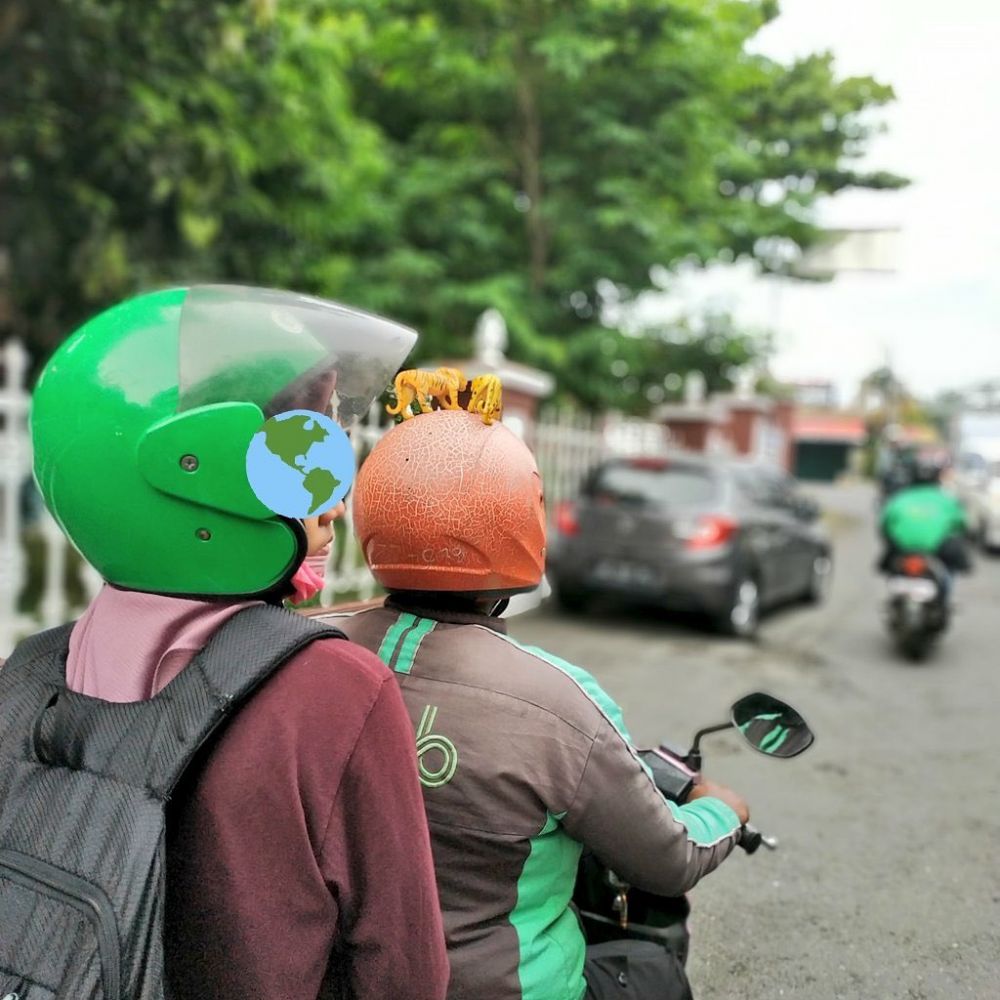 potret kocak benda di helm ojek Berbagai sumber