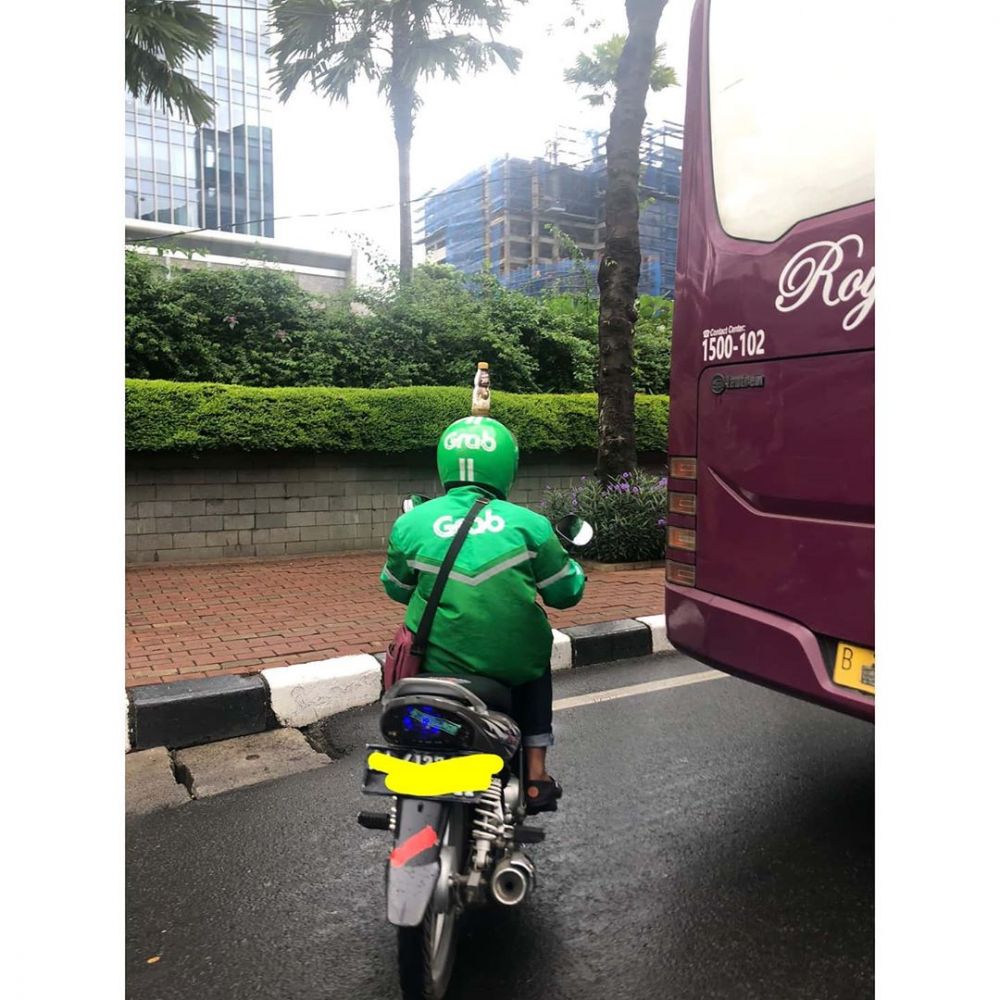 potret kocak benda di helm ojek Berbagai sumber