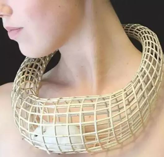 Potret kocak orang pakai aksesori nggak biasa Berbagai sumber