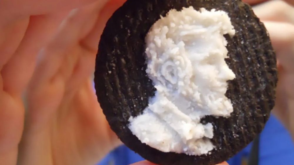 orang kelewat gabut dengan makanan © berbagai sumber