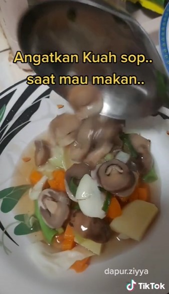 Trik bikin sayur sup tetap hangat sepanjang hari, aman & lebih sehat