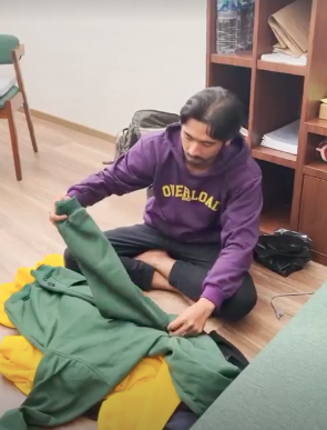 Momen Arya Saloka lipat baju sendiri, wajah lelahnya tuai atensi © 2022 brilio.net