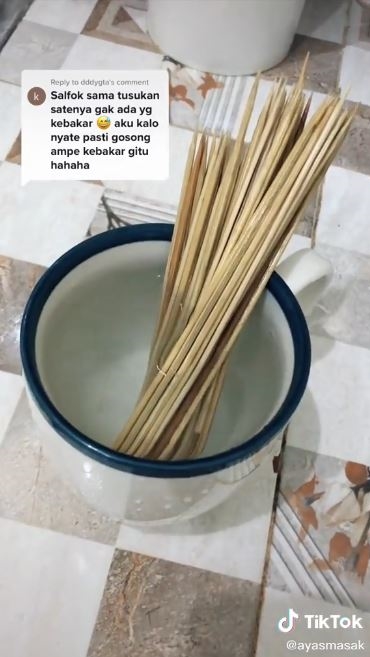 Trik masak sate agar tusuknya tidak ikut terbakar, simpel & antigagal