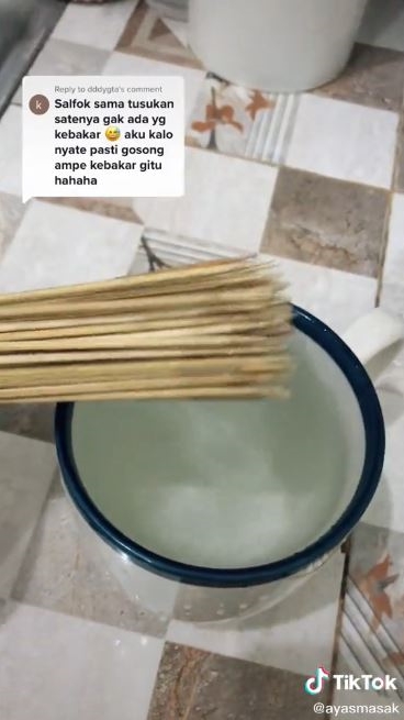 Trik masak sate agar tusuknya tidak ikut terbakar, simpel & antigagal