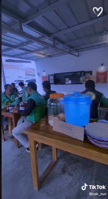  warung makan nasi bebek bagikan makanan gratis Tiktok