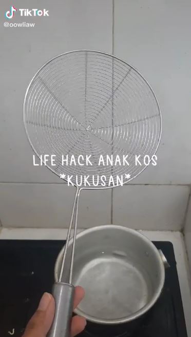 Cara mengukus makanan ala anak kos, simpel tanpa panci khusus