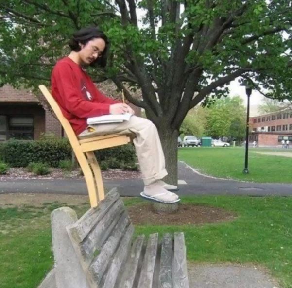 desain kursi malah absurd banget © berbagai sumber