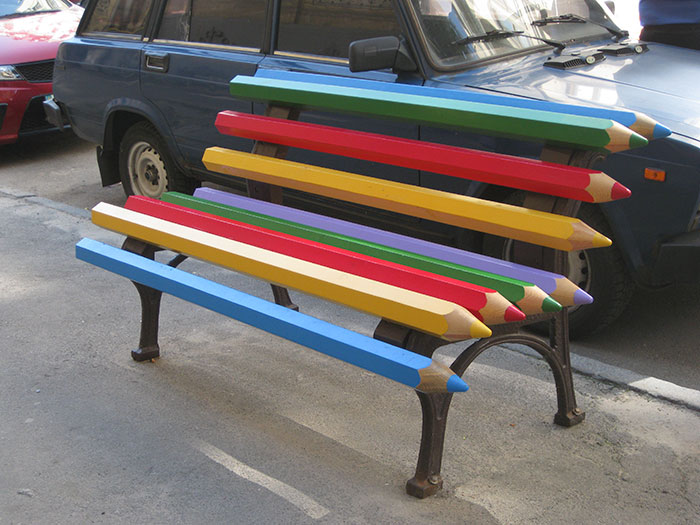 11 Desain kursi di tempat umum ini bikin bingung lihatnya