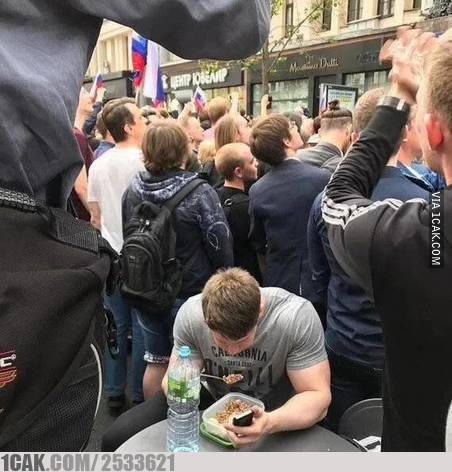 orang lagi sarapan tingkahnya ada aja © berbagai sumber