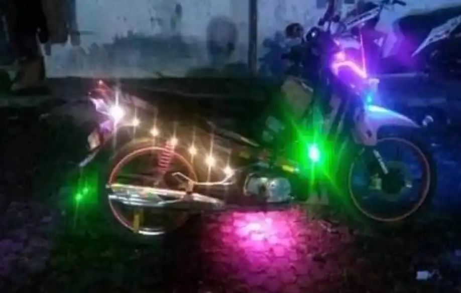 orang pasang lighting malah nyeleneh © berbagai sumber