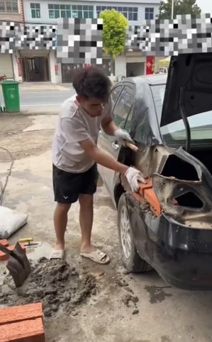 Aksi pria tambal body mobil pakai batu bata TikTok