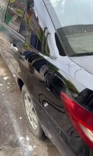 Aksi pria tambal body mobil pakai batu bata TikTok