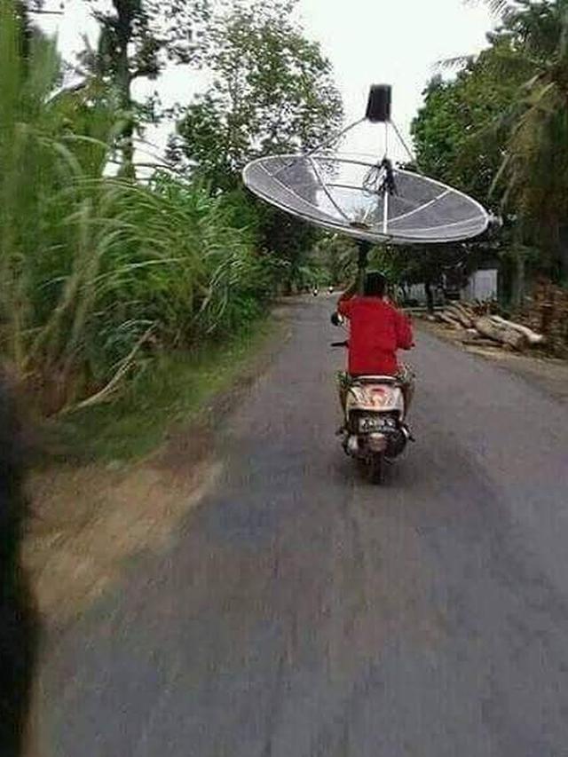 Aksi nyeleneh angkut barang Berbagai sumber