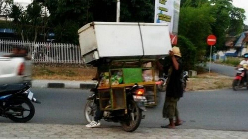 Aksi nyeleneh angkut barang Berbagai sumber