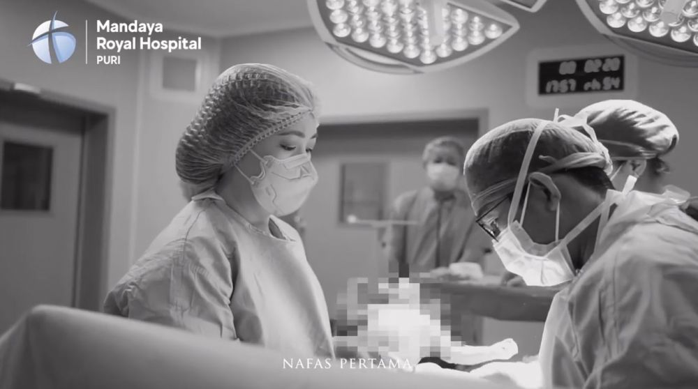 Momen Indah Permatasari melahirkan © Instagram Momen Indah Permatasari melahirkan © Instagram