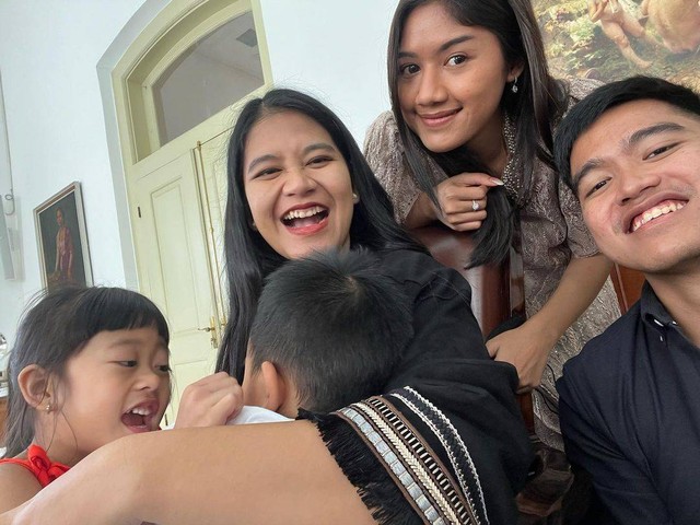 Kaesang & Erina nonton bola di Stadion Manahan © Instagram