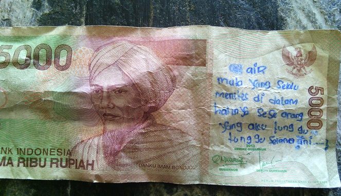 11 Tulisan lucu soal asmara di uang kertas, bucinnya nggak ketulungan