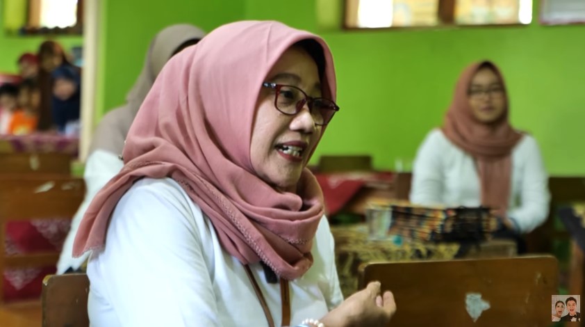 guru basmi kutu di rambut siswanya © berbagai sumber