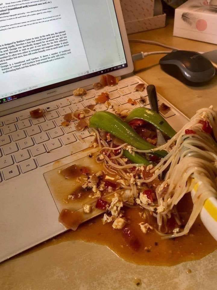 11 Momen apes laptop ketumpahan makanan ini bikin nyesek lihatnya