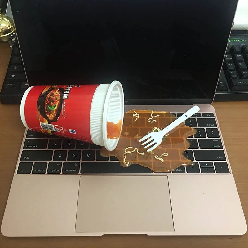 Momen apes laptop ketumpahan makanan © berbagai sumber