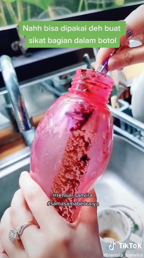 Cara bersihkan bagian dalam botol minum, lebih mudah dan efektif