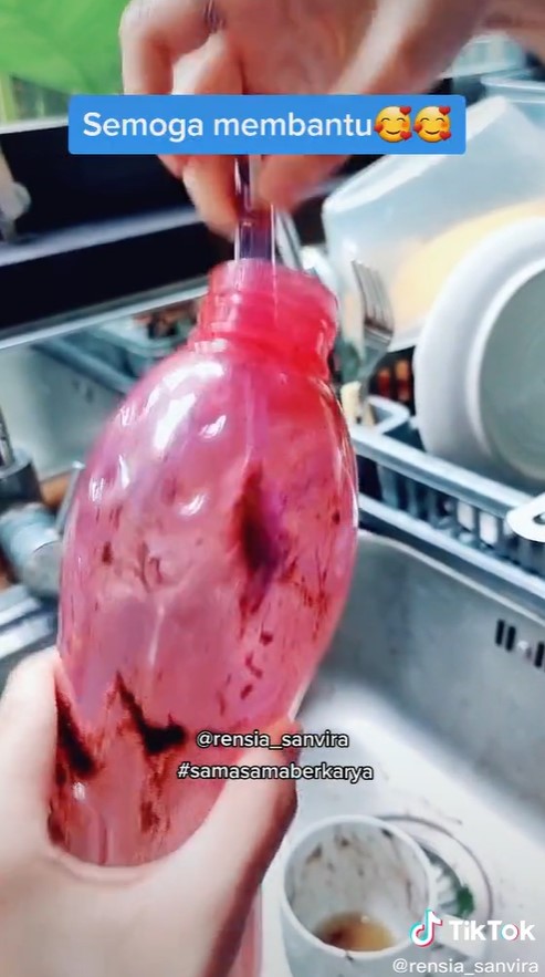 Cara bersihkan bagian dalam botol minum, lebih mudah dan efektif