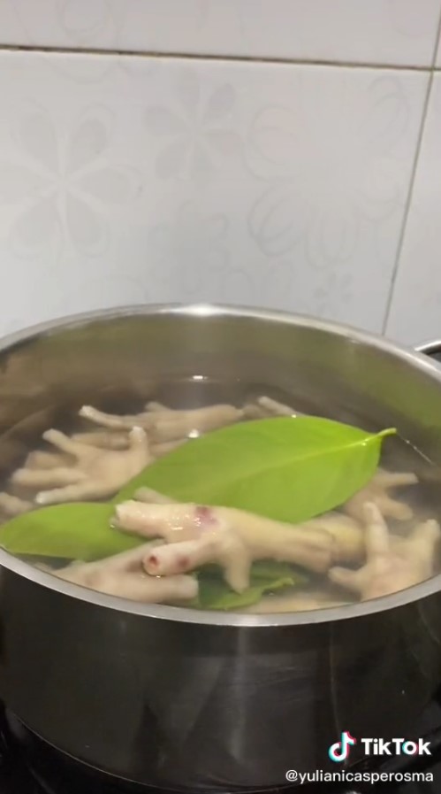 Tak perlu presto, ini trik mudah rebus ceker lebih empuk dan lumer