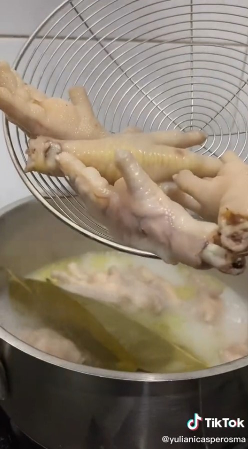 Tak perlu presto, ini trik mudah rebus ceker lebih empuk dan lumer