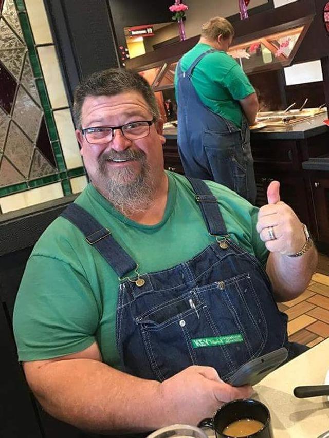 bapak-bapak kembaran baju © berbagai sumber bapak-bapak kembaran baju © berbagai sumber