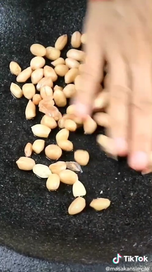 Trik mudah mengupas kulit ari kacang tanah, lebih hemat waktu