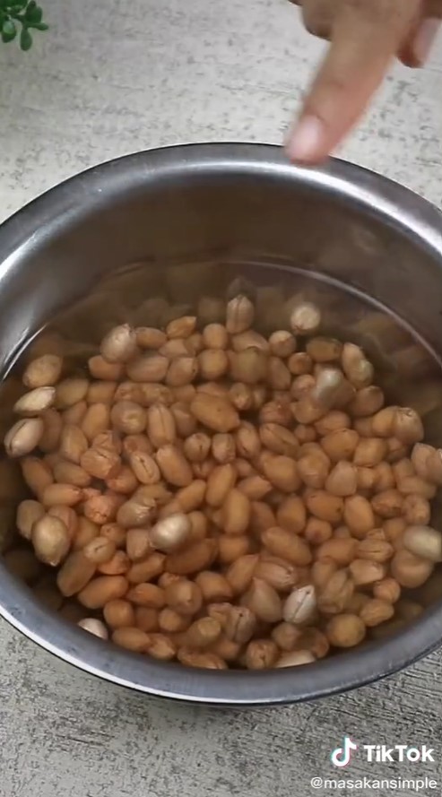Trik mudah mengupas kulit ari kacang tanah, lebih hemat waktu