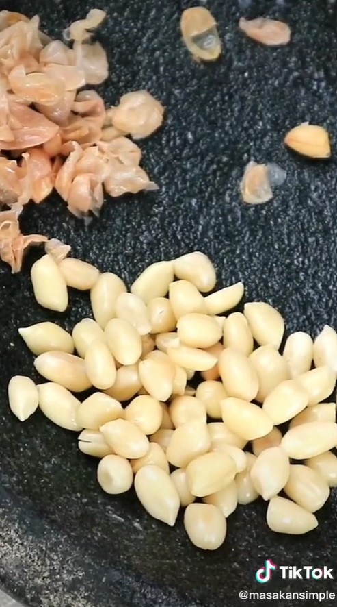 Trik mudah mengupas kulit ari kacang tanah, lebih hemat waktu