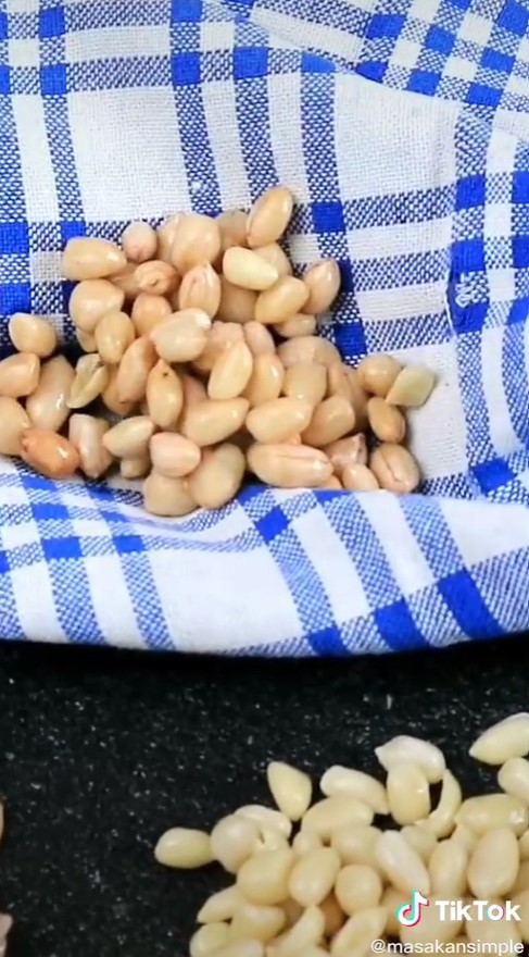 Trik mudah mengupas kulit ari kacang tanah, lebih hemat waktu
