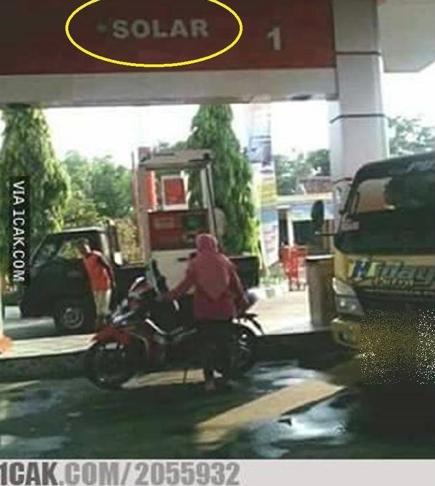 emak emak antre bensin © berbagai sumber